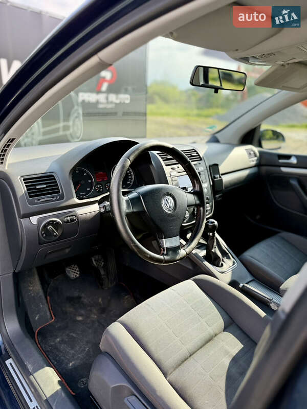Хетчбек Volkswagen Golf 2006 в Чернівцях