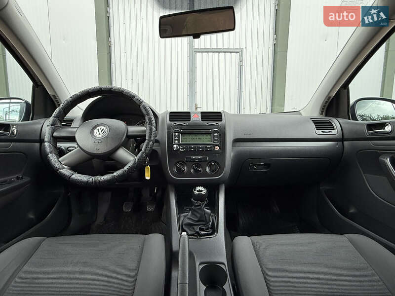 Хетчбек Volkswagen Golf 2004 в Дрогобичі