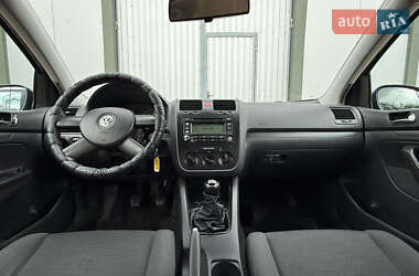 Хетчбек Volkswagen Golf 2004 в 