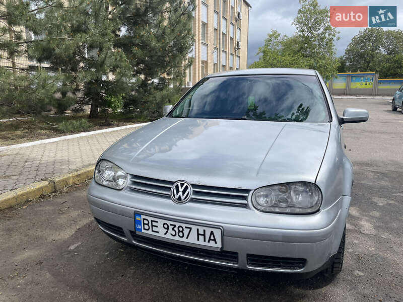 Хетчбек Volkswagen Golf 2002 в 