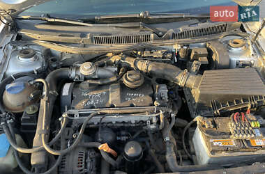 Хетчбек Volkswagen Golf 2002 в 