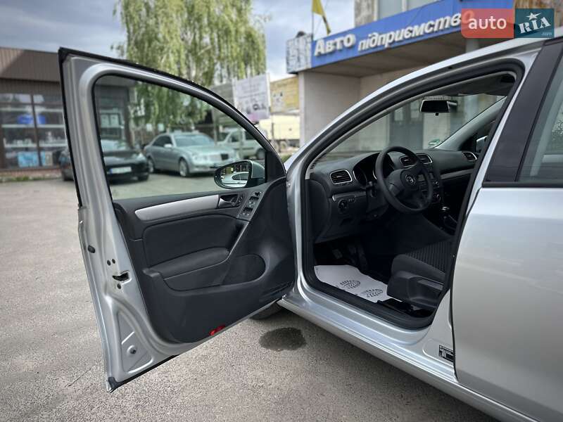 Хетчбек Volkswagen Golf 2009 в Сумах