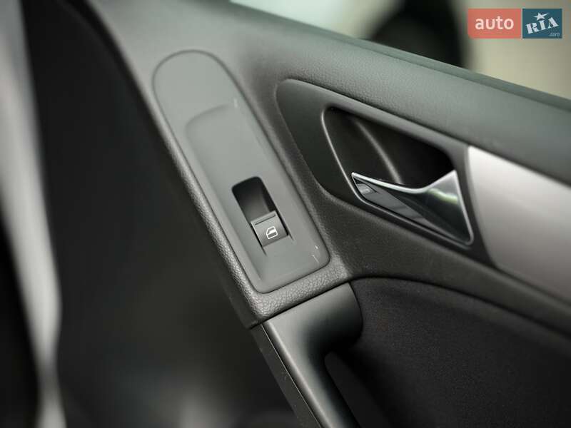 Хетчбек Volkswagen Golf 2009 в Сумах