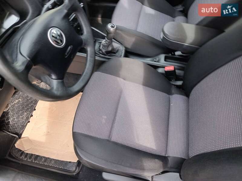 Хэтчбек Volkswagen Golf 2002 в Тернополе