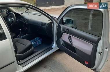 Хетчбек Volkswagen Golf 2002 в 