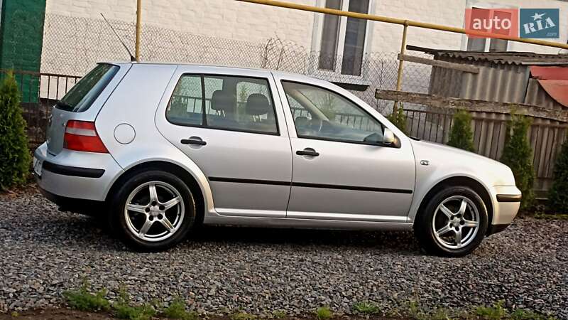 Хэтчбек Volkswagen Golf 2003 в 