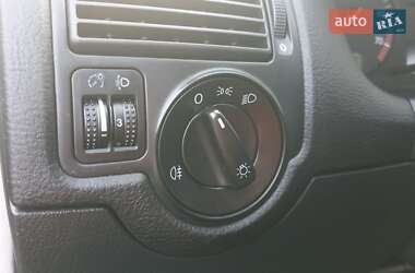 Хэтчбек Volkswagen Golf 2003 в 
