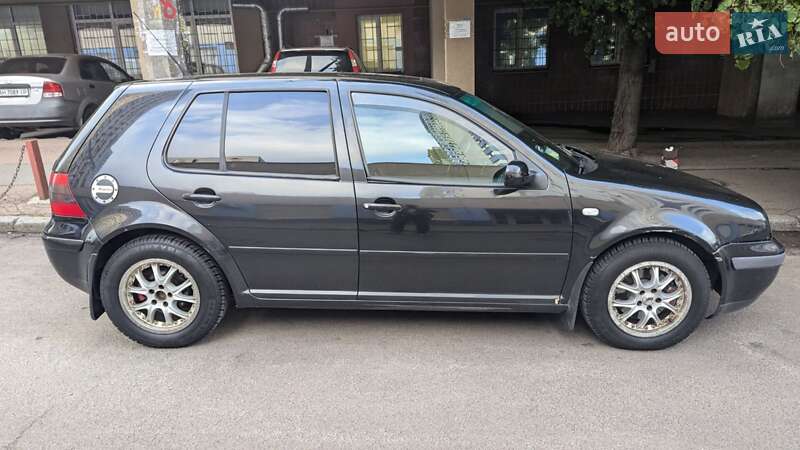 Хетчбек Volkswagen Golf 2001 в Києві