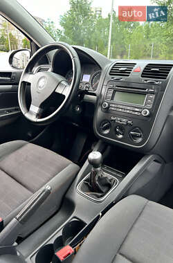 Хетчбек Volkswagen Golf 2006 в 