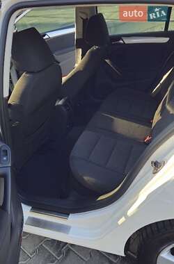 Хэтчбек Volkswagen Golf 2012 в 