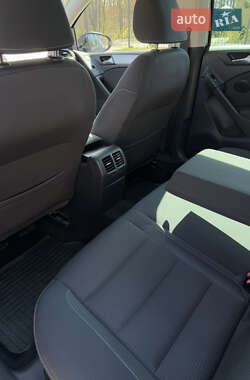 Хэтчбек Volkswagen Golf 2010 в 