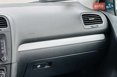 Хетчбек Volkswagen Golf 2009 в 