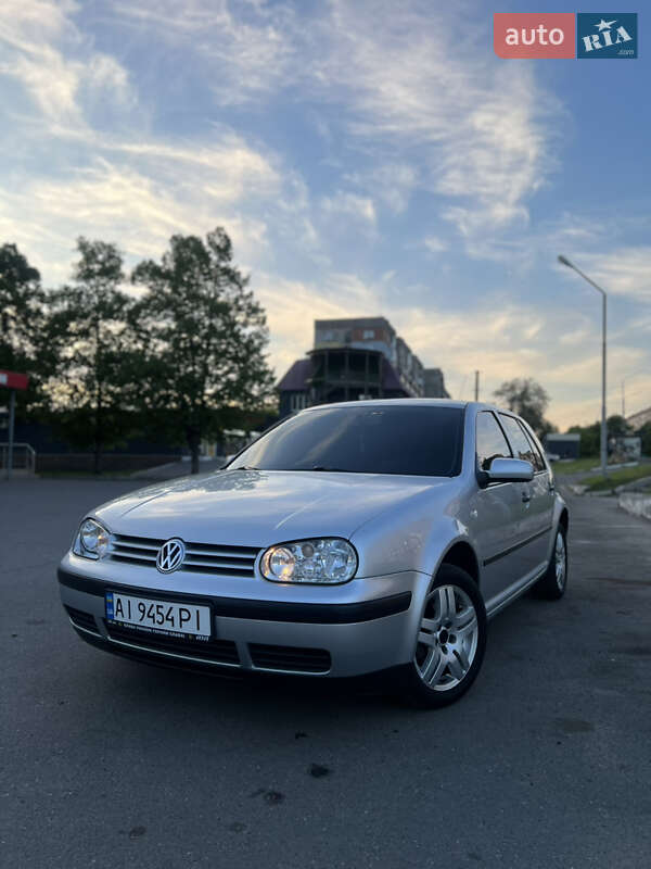 Хетчбек Volkswagen Golf 2001 в 
