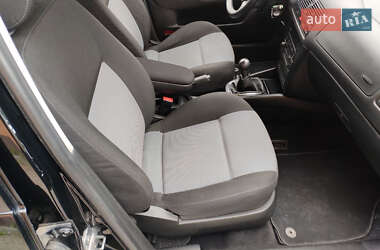 Хетчбек Volkswagen Golf 2003 в 