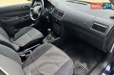 Хетчбек Volkswagen Golf 2003 в 
