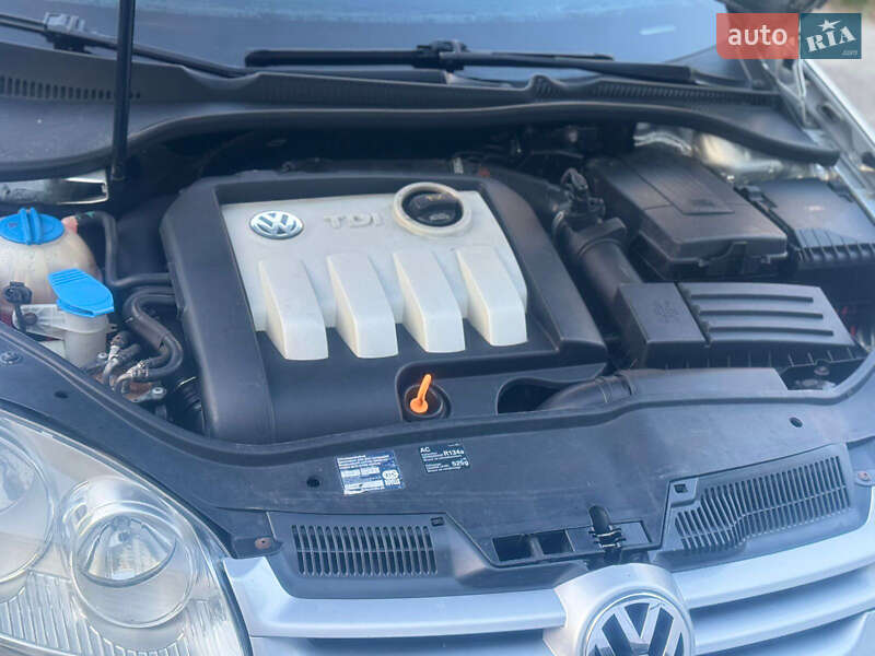 Хетчбек Volkswagen Golf 2005 в Чернівцях