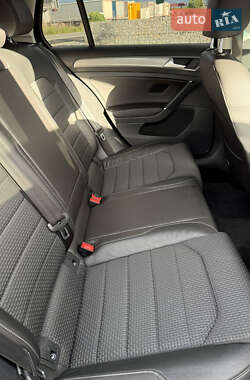Хэтчбек Volkswagen Golf 2015 в 