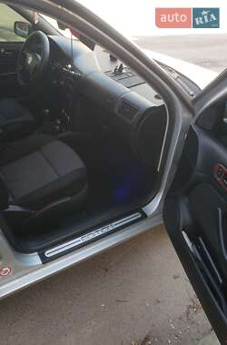 Хетчбек Volkswagen Golf 2001 в 