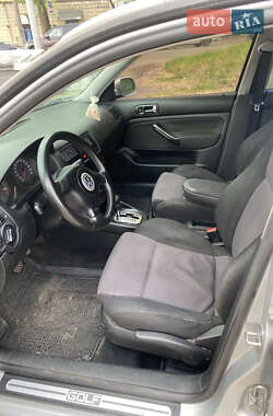 Хэтчбек Volkswagen Golf 2002 в 