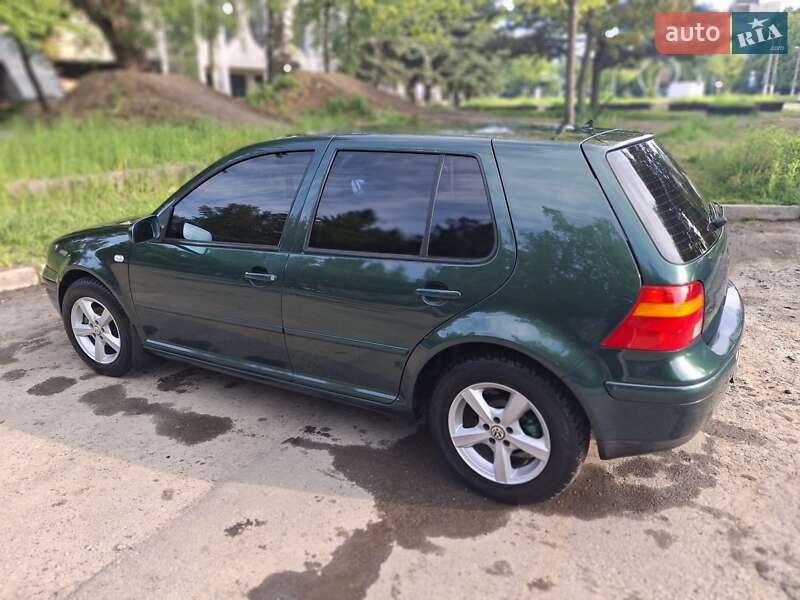 Хэтчбек Volkswagen Golf 2001 в 