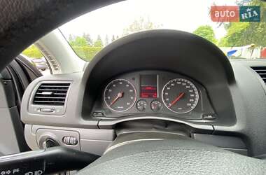 Хэтчбек Volkswagen Golf 2005 в 