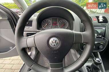 Хэтчбек Volkswagen Golf 2005 в 