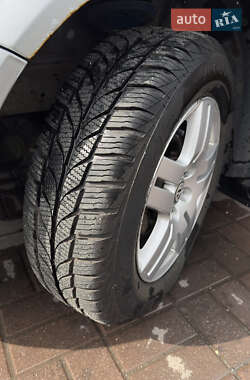 Хэтчбек Volkswagen Golf 2001 в 