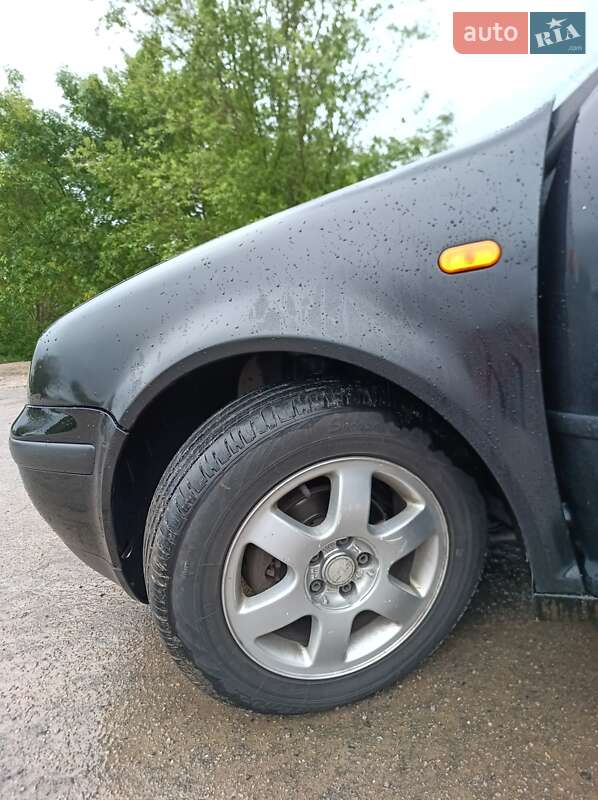 Хетчбек Volkswagen Golf 1999 в 