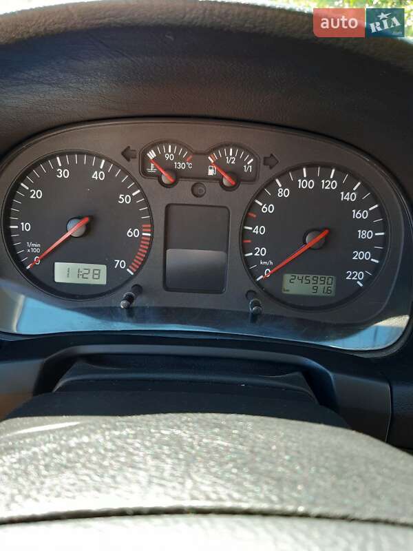 Хэтчбек Volkswagen Golf 2002 в Днепре