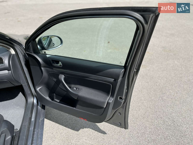 Универсал Volkswagen Golf 2011 в Буче