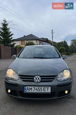 Хэтчбек Volkswagen Golf 2004 в 