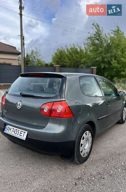 Хэтчбек Volkswagen Golf 2004 в 