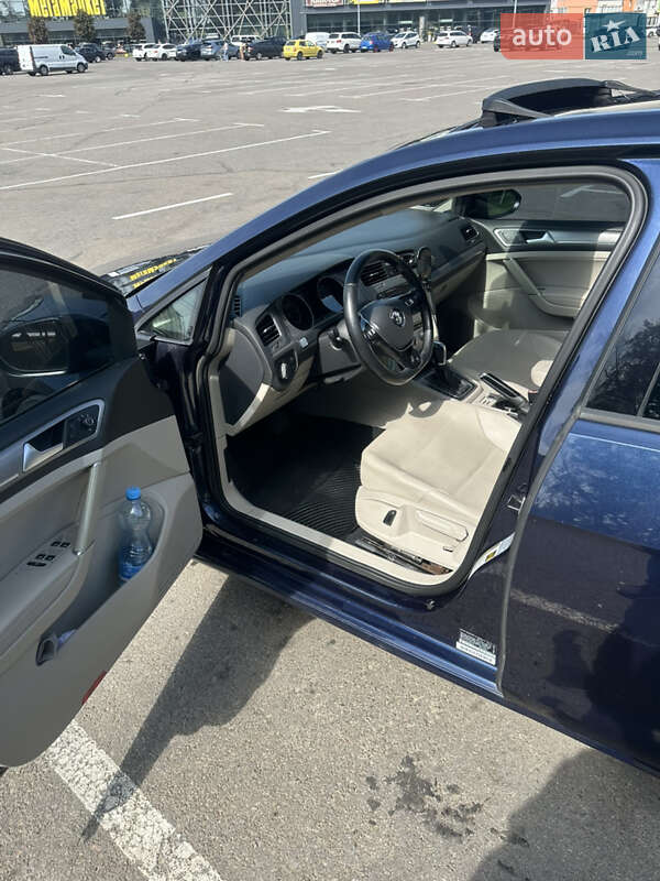 Хэтчбек Volkswagen Golf 2014 в Киеве