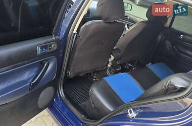 Хэтчбек Volkswagen Golf 2000 в 