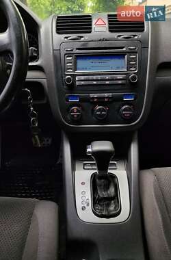 Хэтчбек Volkswagen Golf 2005 в 