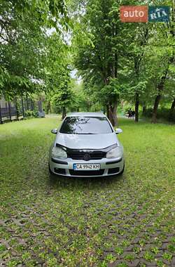 Хэтчбек Volkswagen Golf 2005 в 