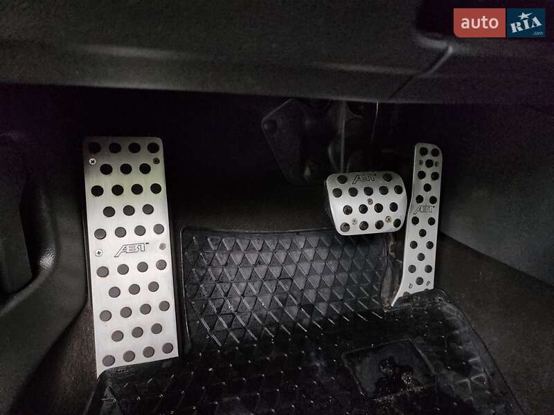 Хетчбек Volkswagen Golf 2005 в Харкові