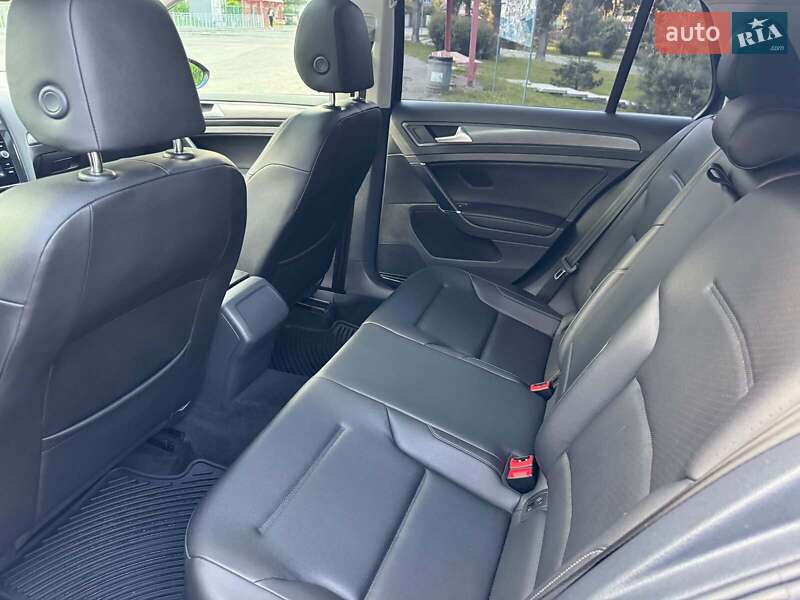 Хэтчбек Volkswagen Golf 2018 в Киеве