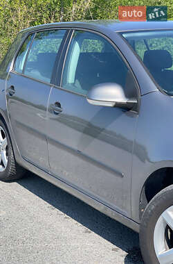 Хэтчбек Volkswagen Golf 2005 в 
