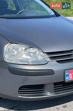 Хэтчбек Volkswagen Golf 2005 в 