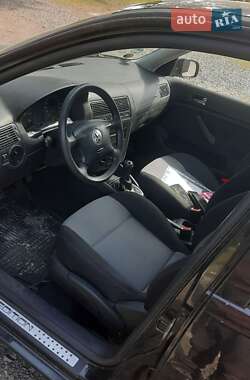 Хэтчбек Volkswagen Golf 2003 в 