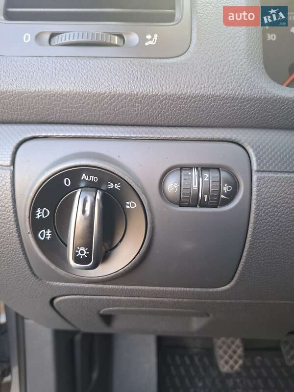 Хетчбек Volkswagen Golf 2005 в Конотопі