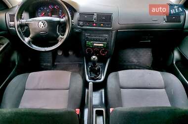 Хетчбек Volkswagen Golf 2001 в 
