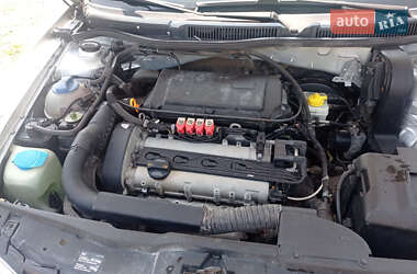 Хэтчбек Volkswagen Golf 2003 в 