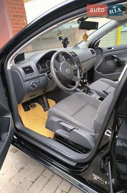 Хэтчбек Volkswagen Golf 2005 в 