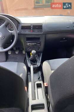 Хетчбек Volkswagen Golf 2002 в 