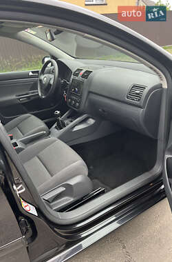 Хэтчбек Volkswagen Golf 2009 в 
