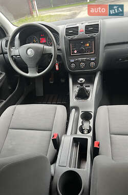 Хэтчбек Volkswagen Golf 2009 в 