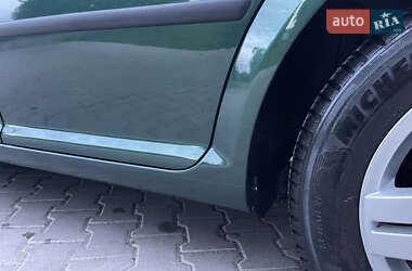 Хэтчбек Volkswagen Golf 2003 в 