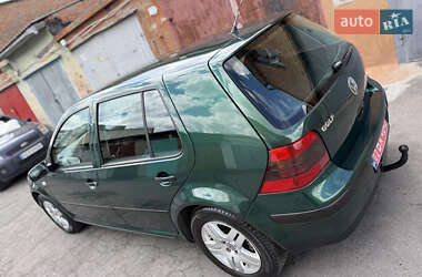 Хэтчбек Volkswagen Golf 2003 в 